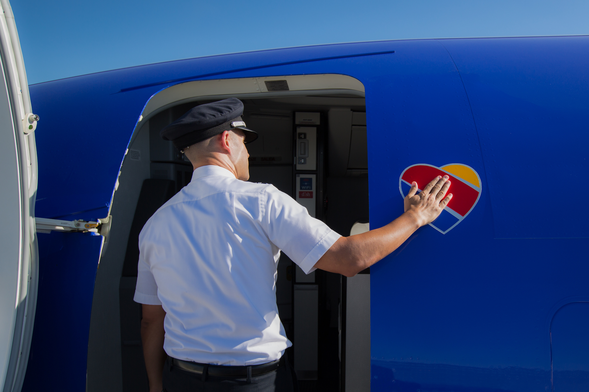 un piloto abordando un avión de Southwest