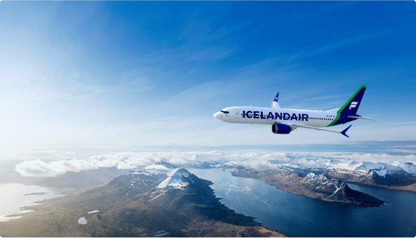 Aeronave de Icelandair sobrevolando terreno montañoso